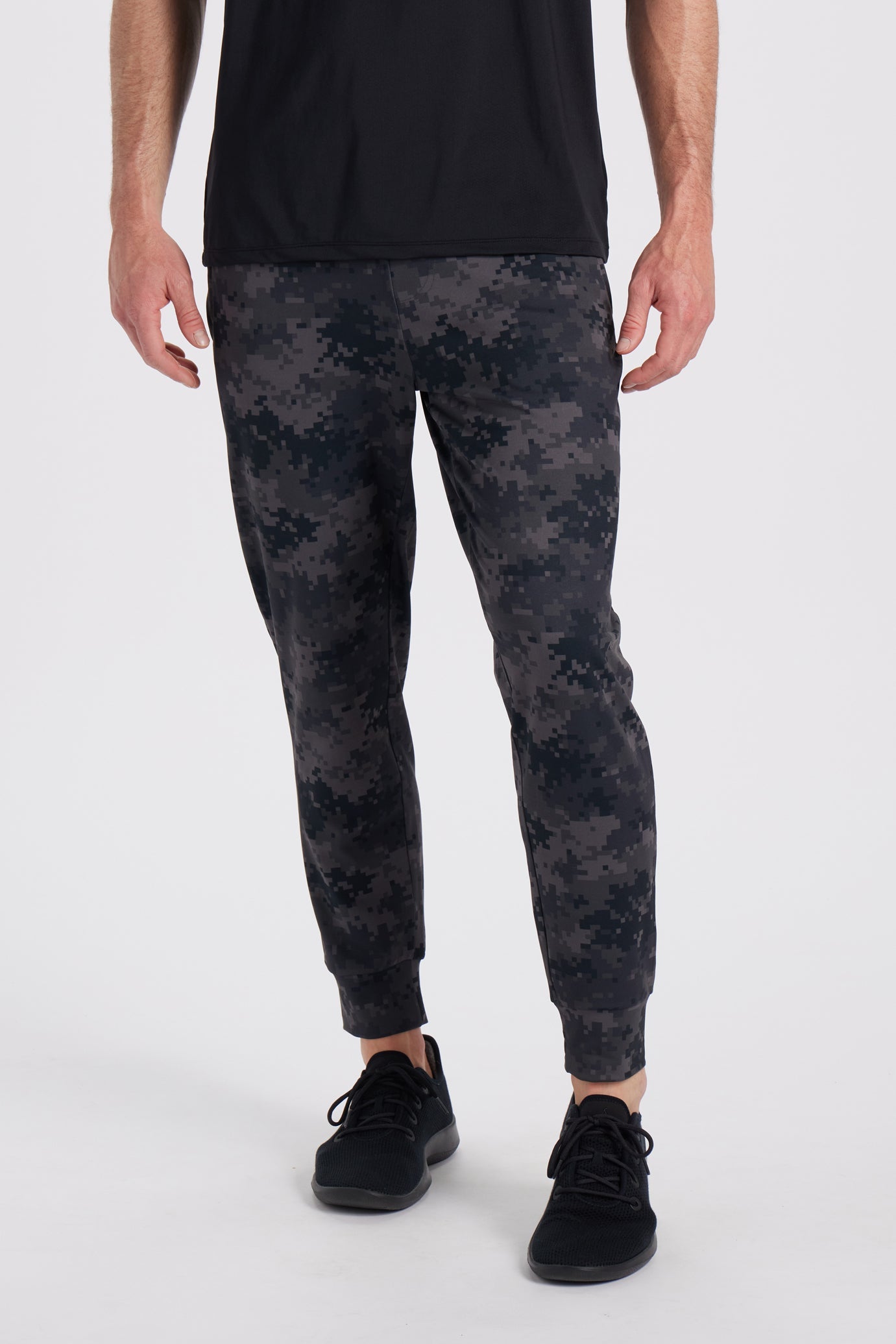 Recon Jogger -Blackout - photo from front in focus #color_blackout